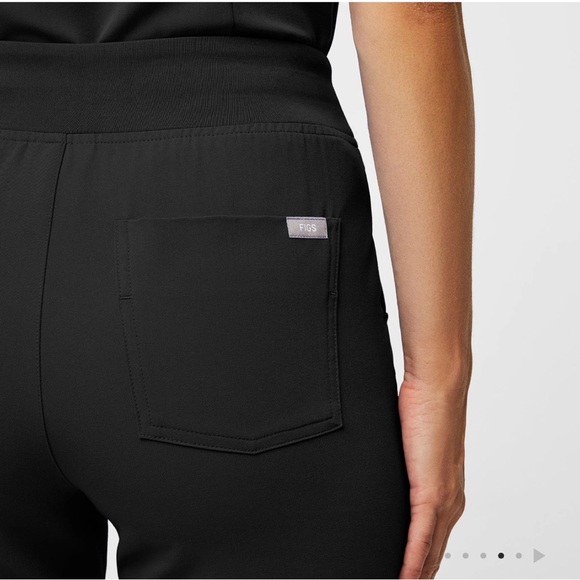 FIGS women’s black ZAMORA jogger scrubs - Picture 3 of 11